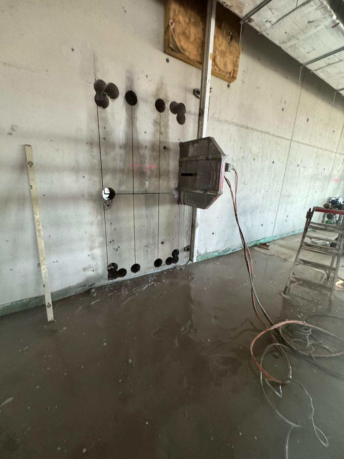 Draadzagen betonwand