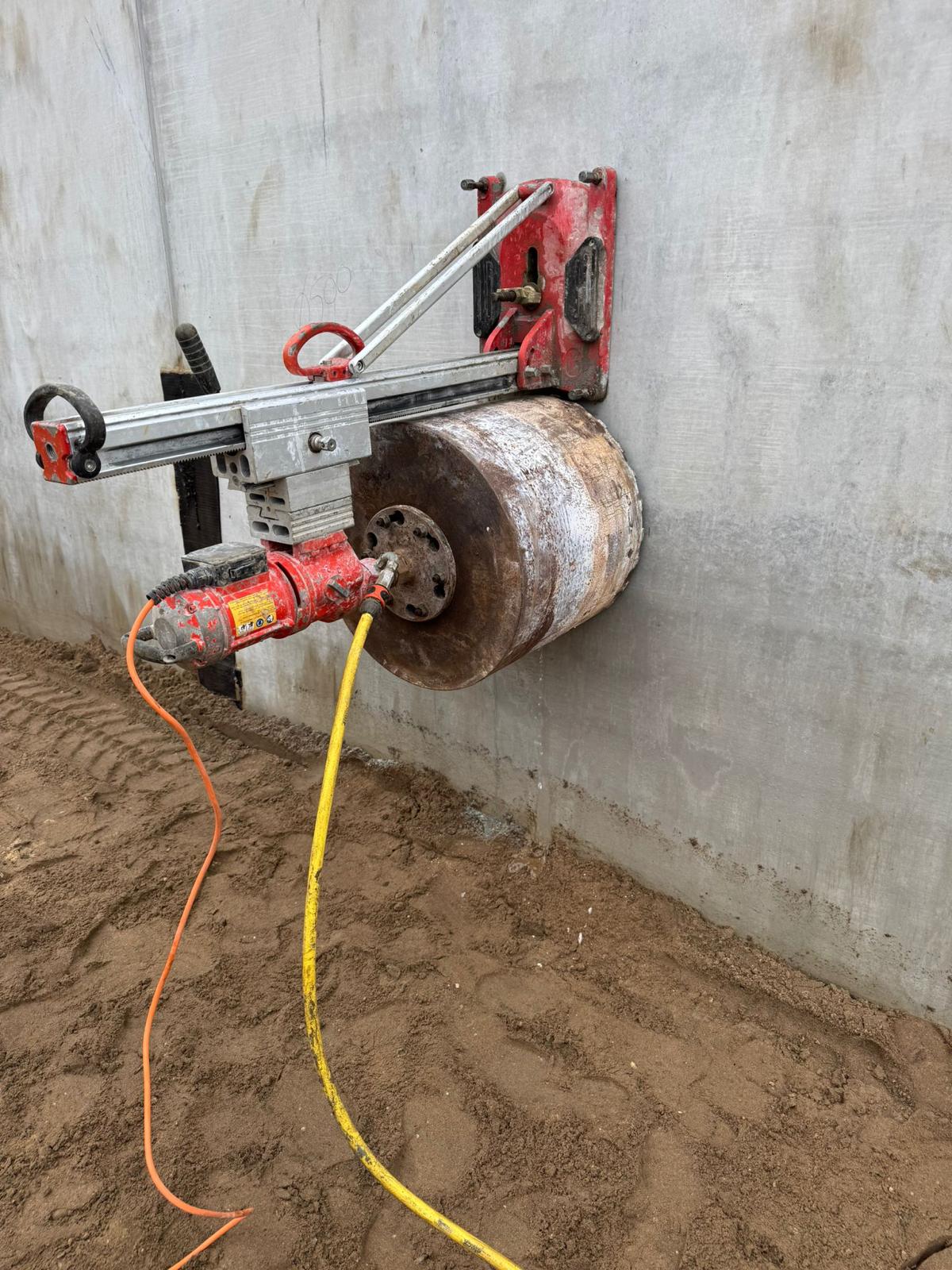 Wandkernboor grote diameter in betonwand