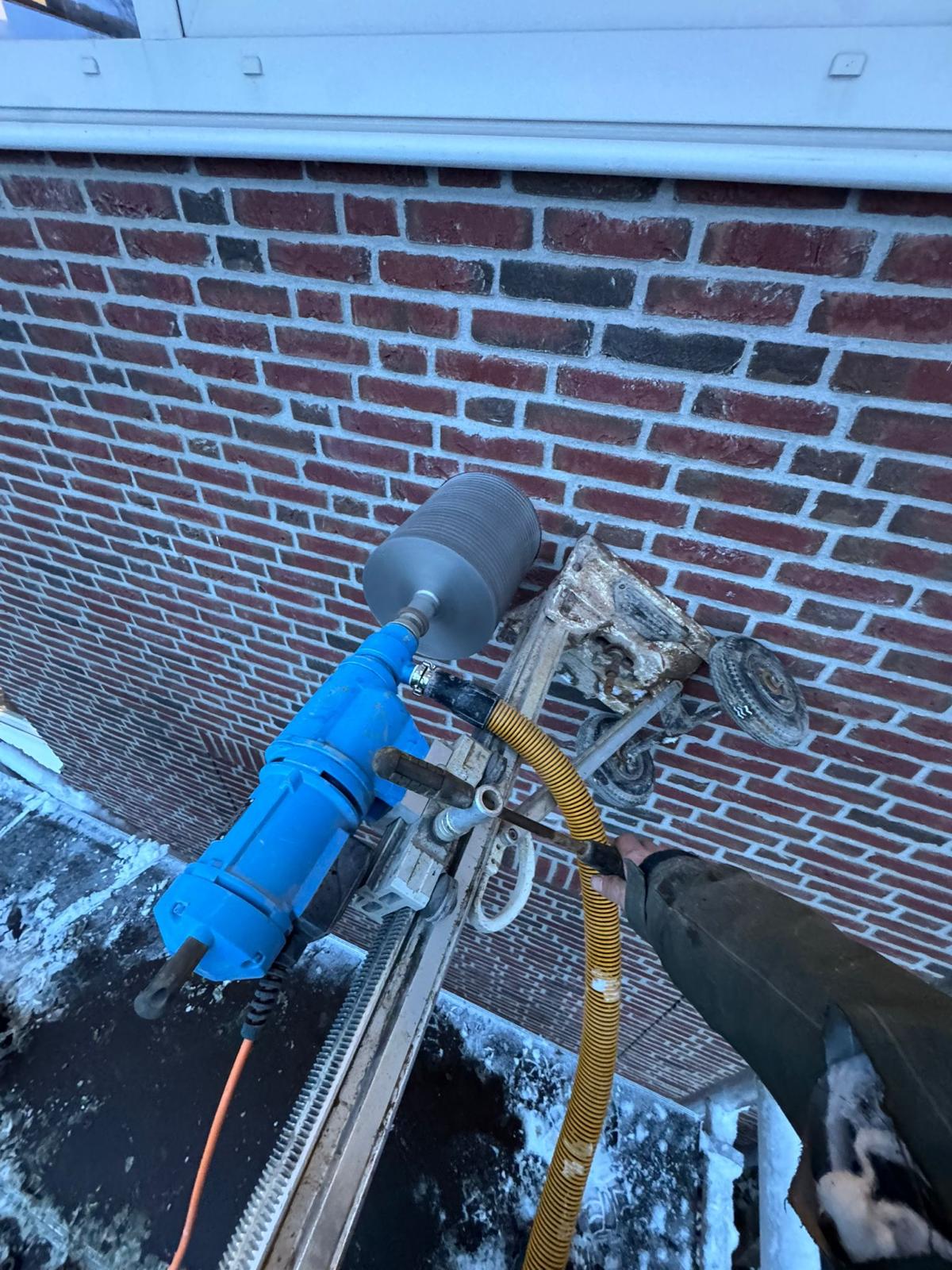 Kernboring in gevel — winterse dag