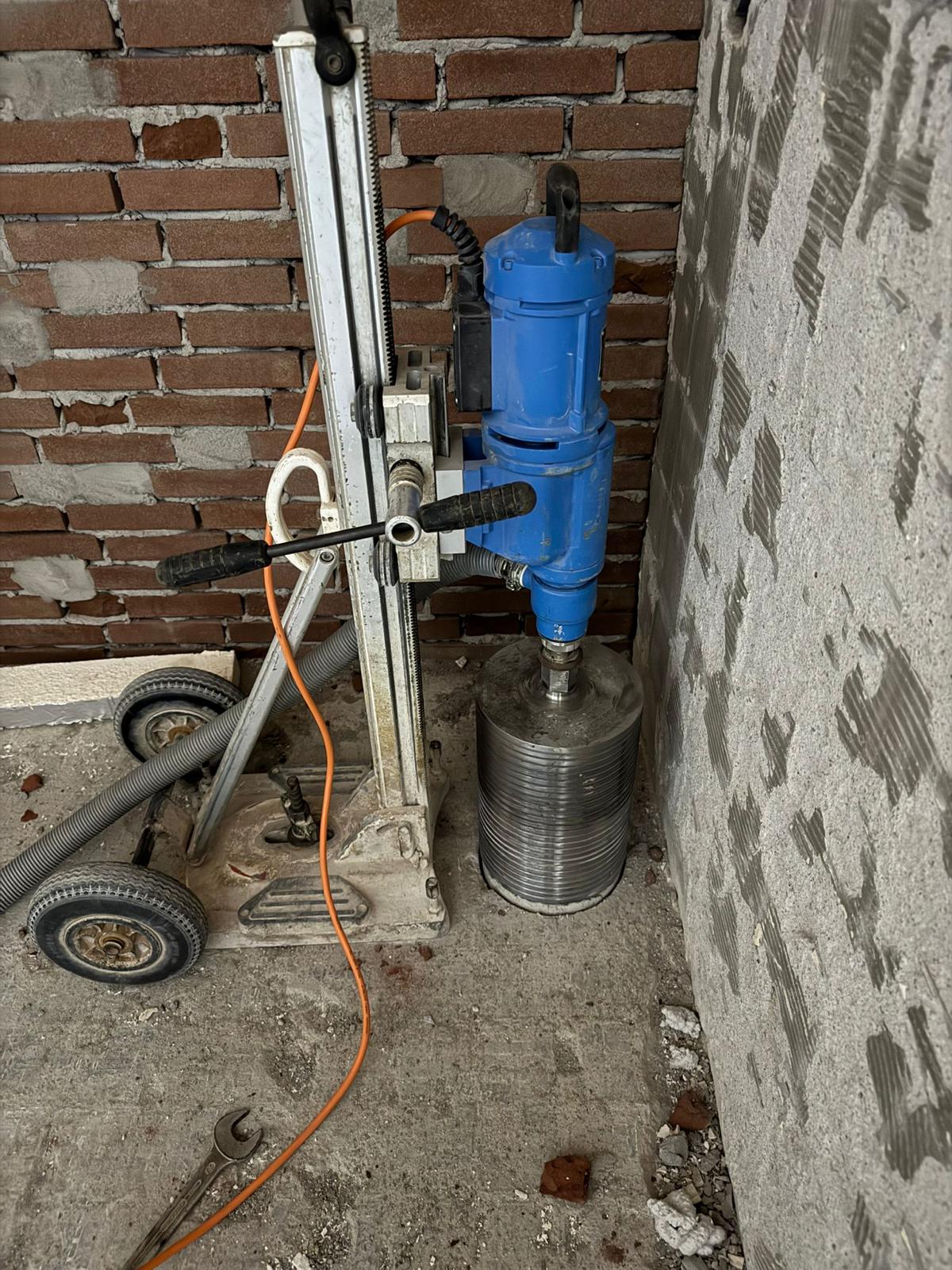 Boorstatief in hoek — beperkte ruimte