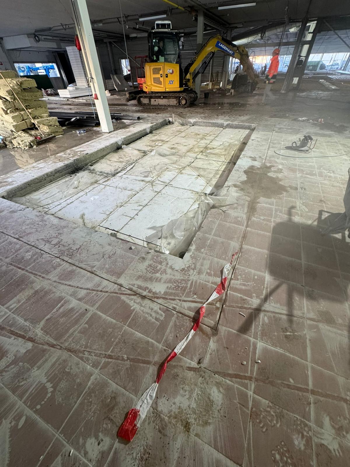 Vakman van Vink Multidiensten voert diamantboorwerk uit