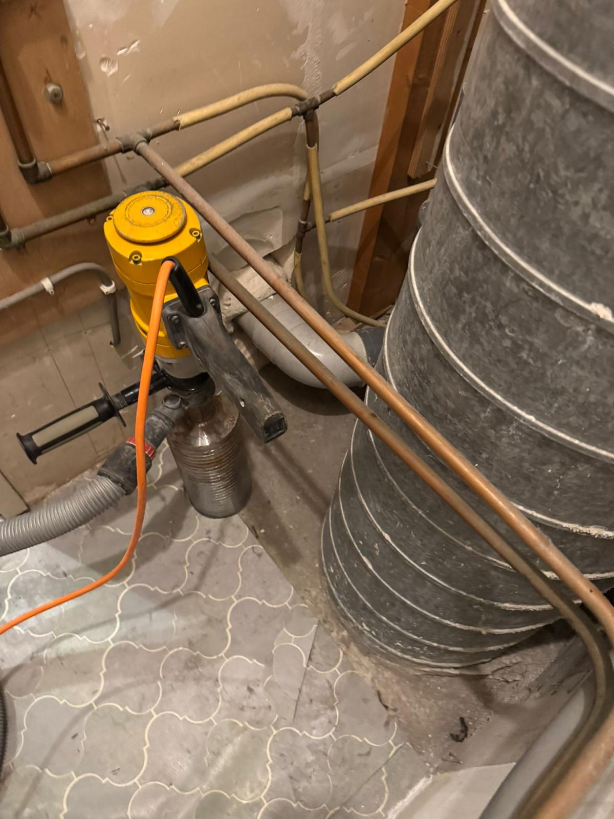 Boren in krappe technische ruimte